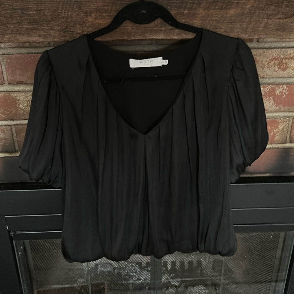 ASTR black ruched short sleeved  top in Large satin fabric; fully lined